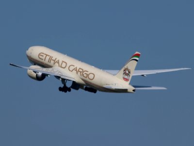 A6-DDC_Etihad_Airways_Boeing_777-FFX_-_cn_39691_take-off_21july2013_pic-004