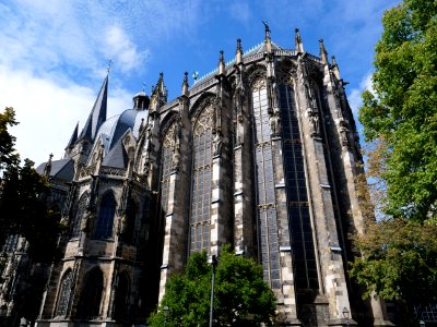 Aachen_Cathedral_in_sun_13