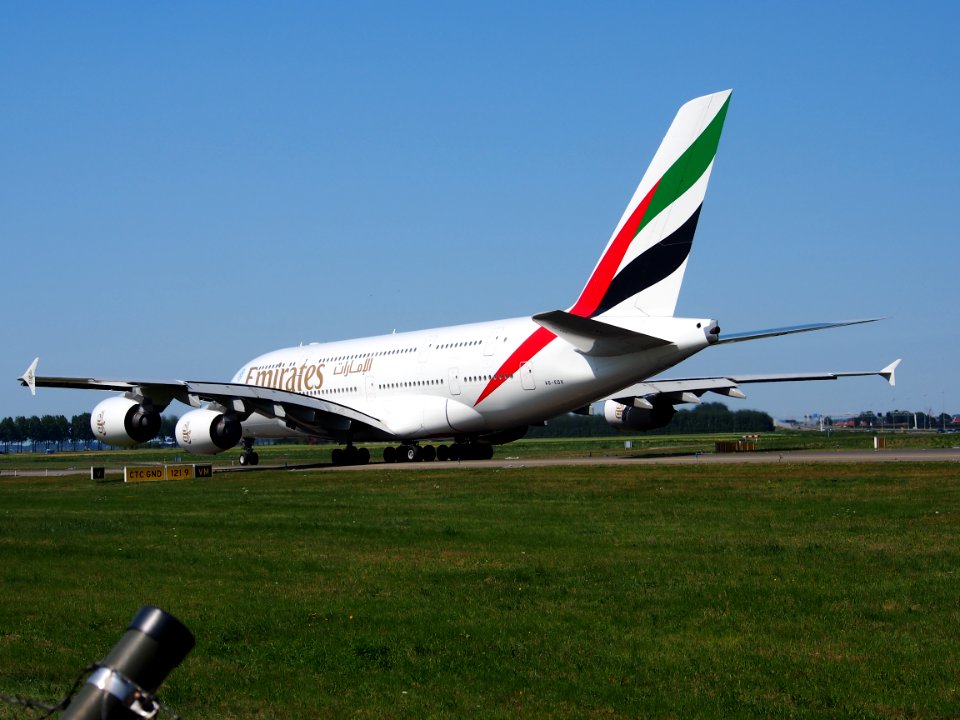 A6-EDX_Emirates_Airbus_A380-861_-_cn_105_taxiing_21july2013_pic-014