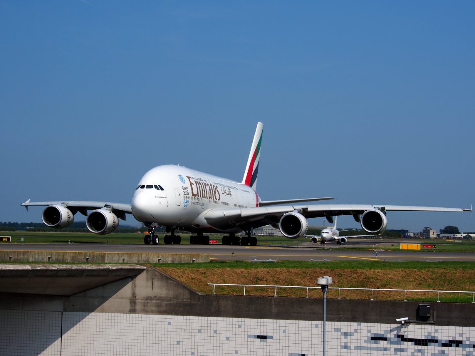 A6-EEC_Emirates_Airbus_A380-861_-_cn_110_at_Schiphol_(Amsterdam_Airport)_pic05