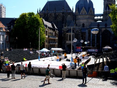 Aachen_Cathedral_in_sun_02