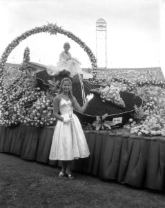 Aalsmeers_bloemencorso_in_het_Olympisch_Stadion_een_bevallige_dame_staat_bij_ee,_Bestanddeelnr_908-9293