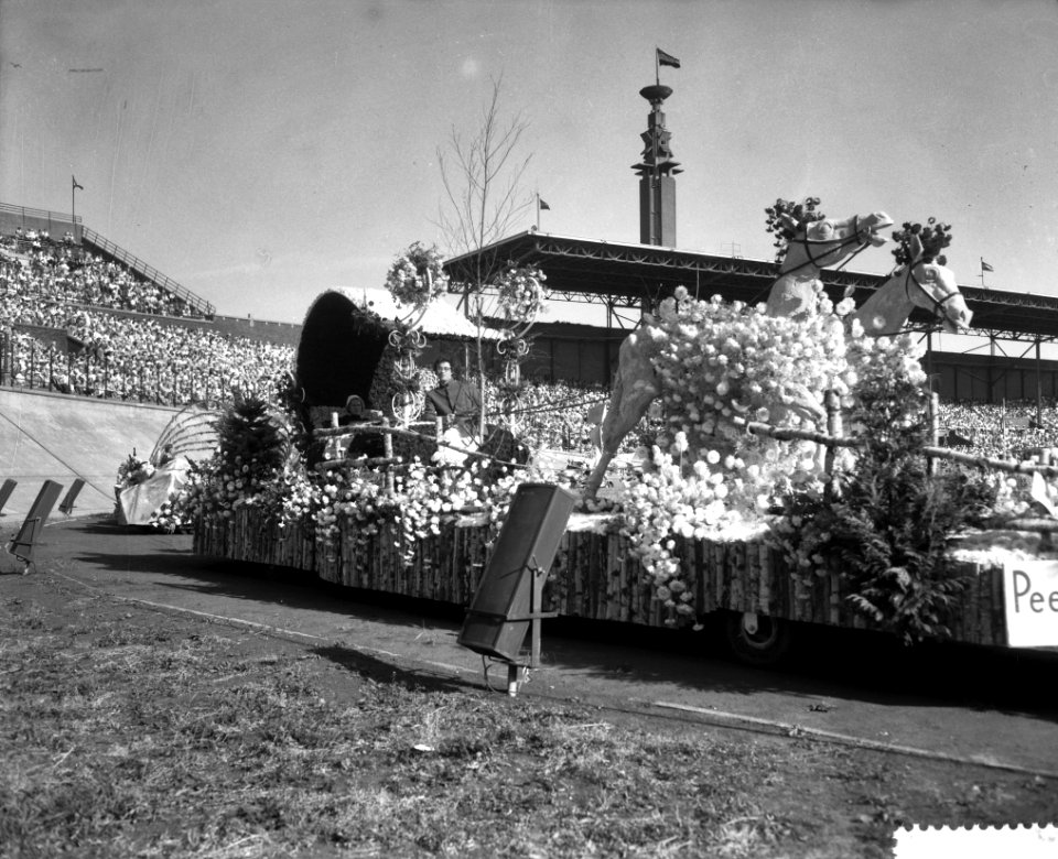 Aalsmeer_bloemencorso_en_stadionspel_Maskerade,_praalwagen_voorstellende_Peer,_Bestanddeelnr_910-6546