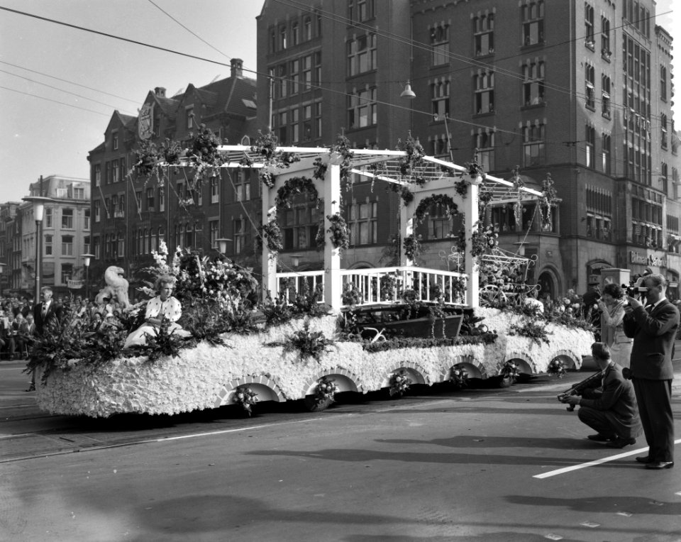 Aalsmeer_bloemencorso_in_Amsterdam._Wagen_met_Magere_Brug_in_bloemen,_Bestanddeelnr_912-8896
