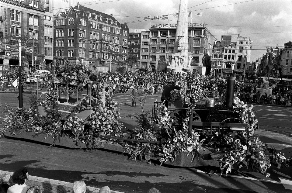 Aalsmeers_Bloemencorso_in_Amsterdam_een_der_praalwagens_op_de_Dam,_Bestanddeelnr_927-4368
