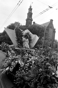 Aalsmeers_bloemencorso_in_teken_van_Amsterdam-700_een_van_de_wagens_met_op_acht,_Bestanddeelnr_928-1402