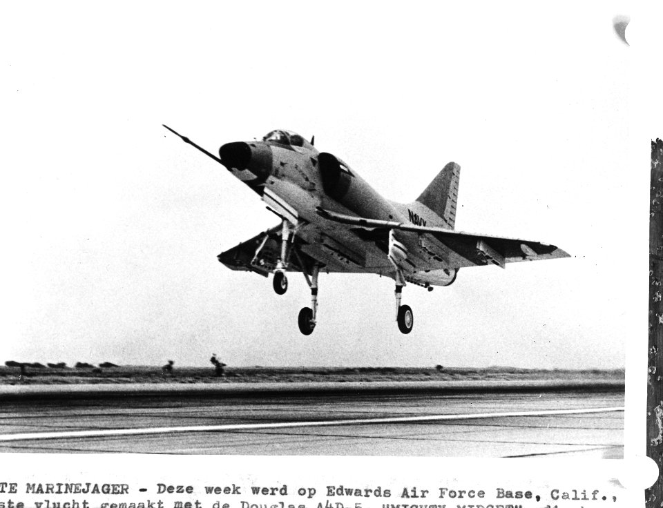 A4_Sky_Hawk_marinevliegtuig,_Bestanddeelnr_912-7710