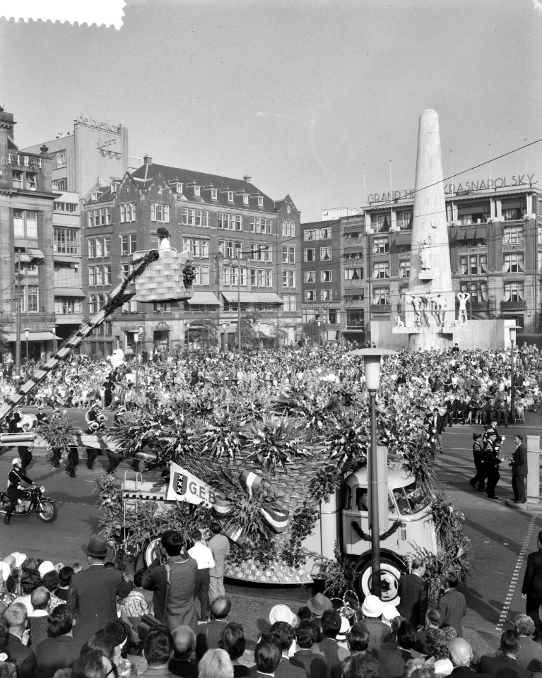 Aalsmeer_bloemencorso_in_Amsterdam_Versierde_autos,_Bestanddeelnr_912-8893