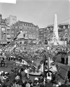Aalsmeer_bloemencorso_in_Amsterdam_Versierde_autos,_Bestanddeelnr_912-8893