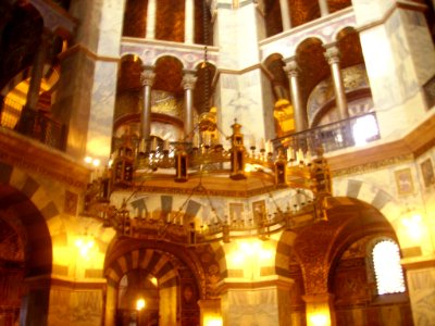 Aachen_Kaiserdom_Innen_Leuchter_2