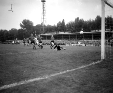 Aad_Mansveld_(tweede_van_links)_van_ADO_scoort_een_doelpunt,_Bestanddeelnr_919-5985