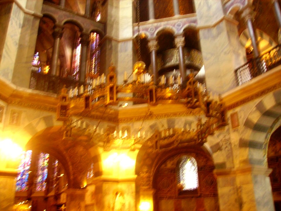 Aachen_Kaiserdom_Innen_Leuchter_1