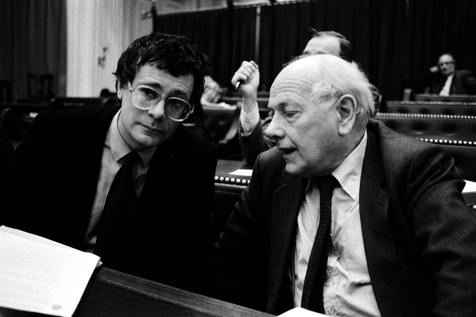 Aad_Kosto_(PvdA)_(l)_in_gesprek_met_Den_Uyl_(PvdA),_Bestanddeelnr_932-5118