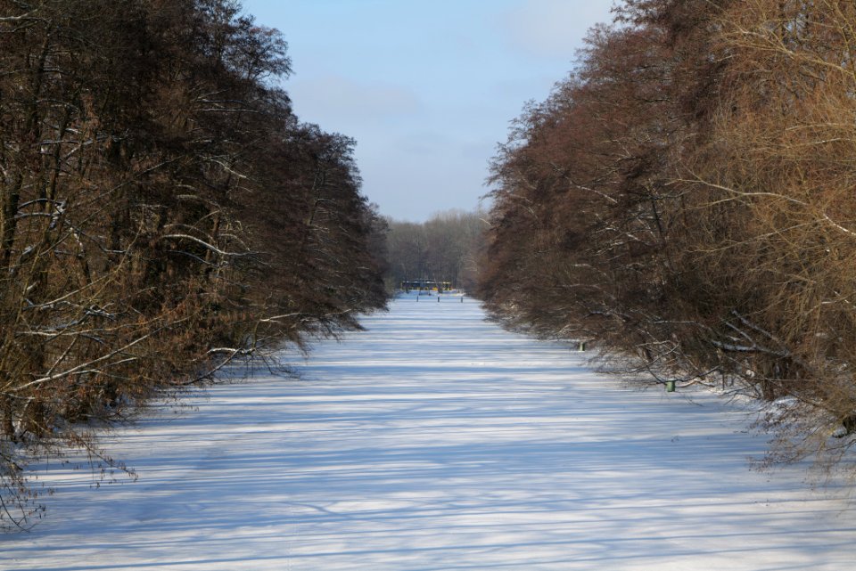Aalemannkanal_from_Aalemannkanalbrücke_with_ice_and_snow_2021-02-10_02