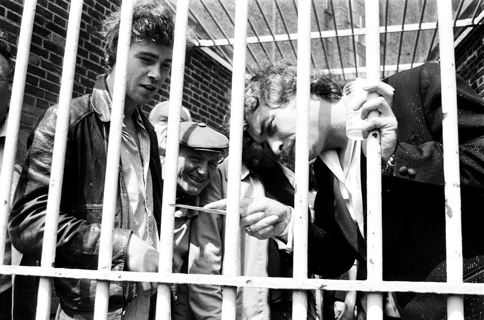 Aage_M._zelf_met_zaagje_bij_de_tralies,_Bestanddeelnr_930-3058