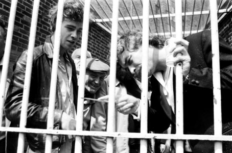 Aage_M._zelf_met_zaagje_bij_de_tralies,_Bestanddeelnr_930-3058