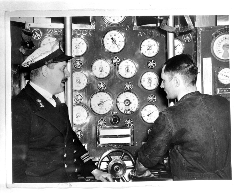 Aan_boord_van_een_Nederlandse_kruiser_in_het_zuidwesten_van_de_Stille_Oceaan._Ho,_Bestanddeelnr_935-0226