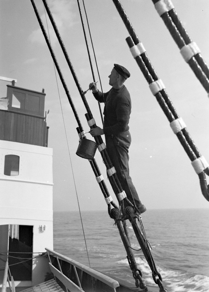 Aan_boord_van_een_schip_Dronning_Alexandrine_in_volle_zee._Matroos_bezig_met_ond,_Bestanddeelnr_190-0429