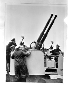 Aan_boord_van_een_Nederlandse_kruiser_in_het_zuidwesten_van_de_Stille_Oceaan._Du,_Bestanddeelnr_935-0212