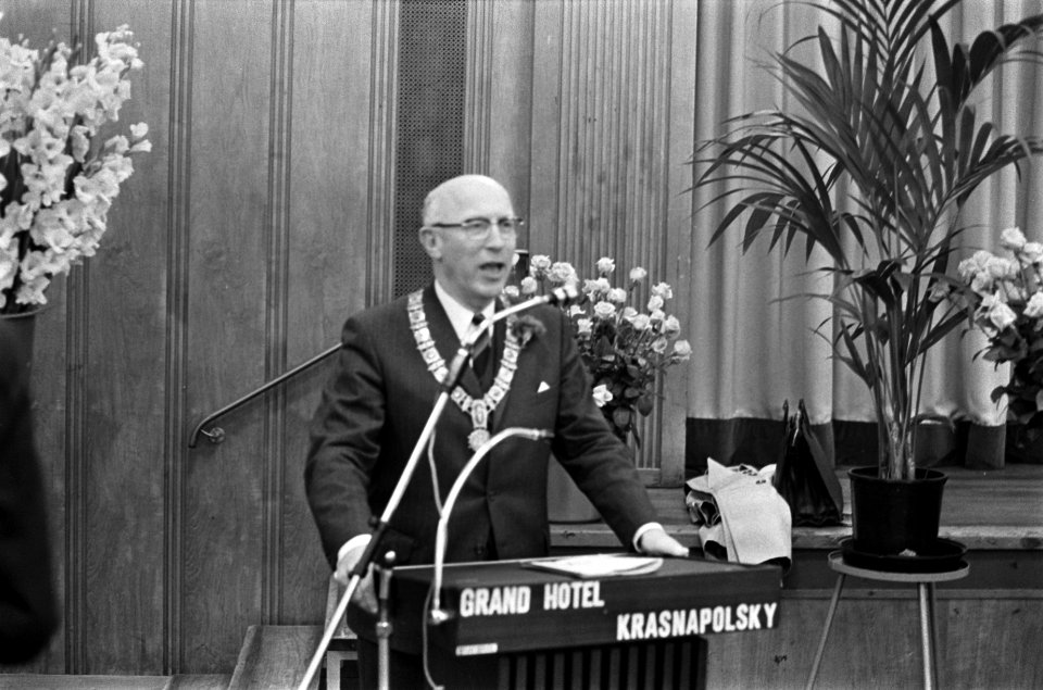 Aalsmeer_Bloemencorso,_Amsterdam,_Samkalden_aan_het_woord_Krasnapolsky,_Bestanddeelnr_924-9020