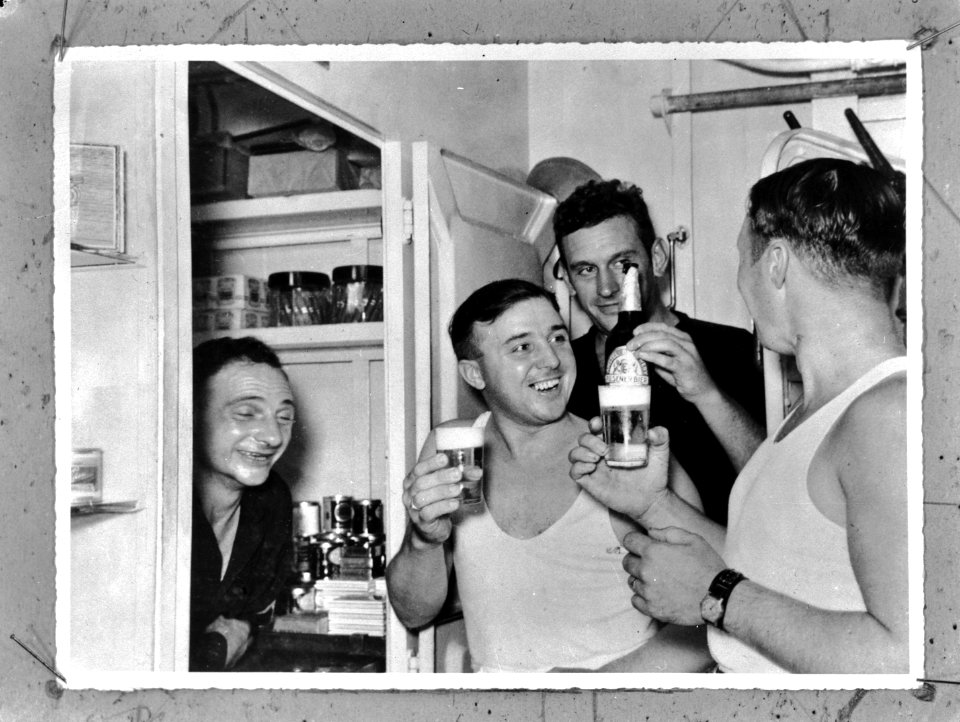Aan_boord_van_een_Nederlands_oorlogsschip._Bemanningsleden_drinken_een_gekoeld_g,_Bestanddeelnr_935-0013