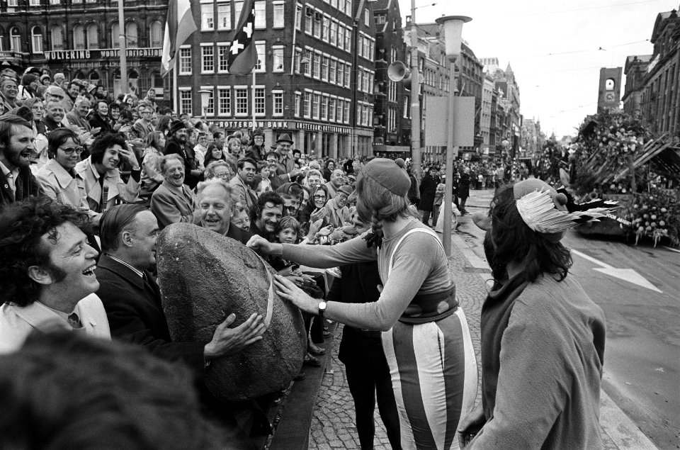 Aalsmeers_Bloemencorso_in_Amsterdam_verklede_figuren_op_Dam,_Bestanddeelnr_927-4371