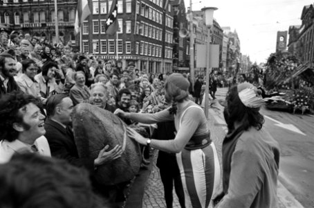 Aalsmeers_Bloemencorso_in_Amsterdam_verklede_figuren_op_Dam,_Bestanddeelnr_927-4371