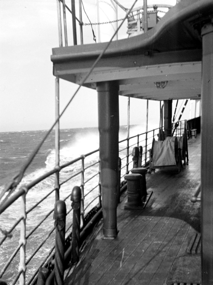 Aan_boord_van_een_schip_in_volle_zee_Aan_dek_bij_de_verschansing_met_enkele_bol,_Bestanddeelnr_190-0418
