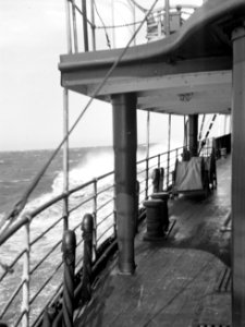 Aan_boord_van_een_schip_in_volle_zee_Aan_dek_bij_de_verschansing_met_enkele_bol,_Bestanddeelnr_190-0418