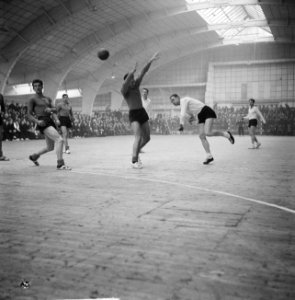 Aalsmeer_tegen_Niloc,_zaalhandbal,_aanval_op_het_Niloc-doel,_Bestanddeelnr_914-8291