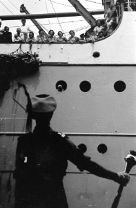 Aan_boord_van_het_vertrekkende_schip_zijn_leden_van_het_Vrouwenkorps,_Bestanddeelnr_3328