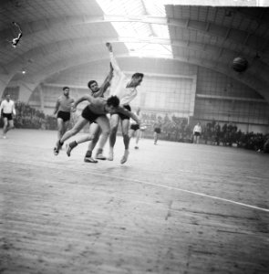 Aalsmeer_tegen_Niloc,_zaalhandbal,_aanval_op_het_Niloc-doel,_Bestanddeelnr_914-8295