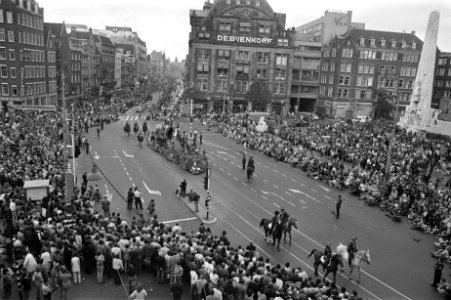 Aalsmeer_Bloemencorso,_Amsterdam,_overzicht_Dam_negagiefstrook,_Bestanddeelnr_924-9013
