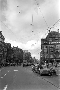 Aalsmeer_Bloemencorso,_Amsterdam,_overzicht_Dam,_Bestanddeelnr_924-9014