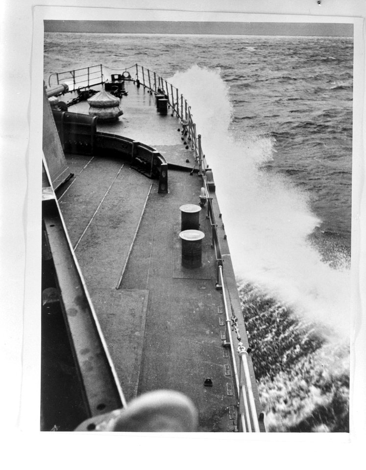 Aan_boord_van_een_Nederlandse_kruiser_in_het_zuidwesten_van_de_Stille_Oceaan._Ee,_Bestanddeelnr_935-0205