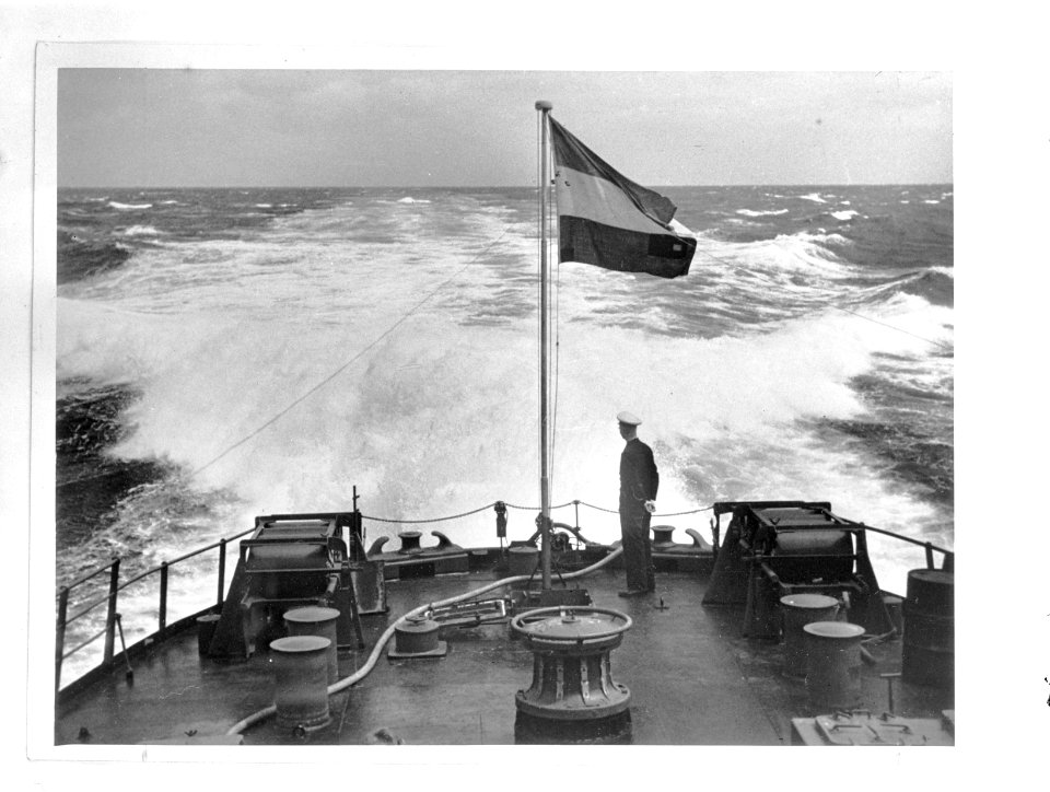 Aan_boord_van_een_Nederlandse_kruiser_in_het_zuidwesten_van_de_Stille_Oceaan._De,_Bestanddeelnr_935-0202