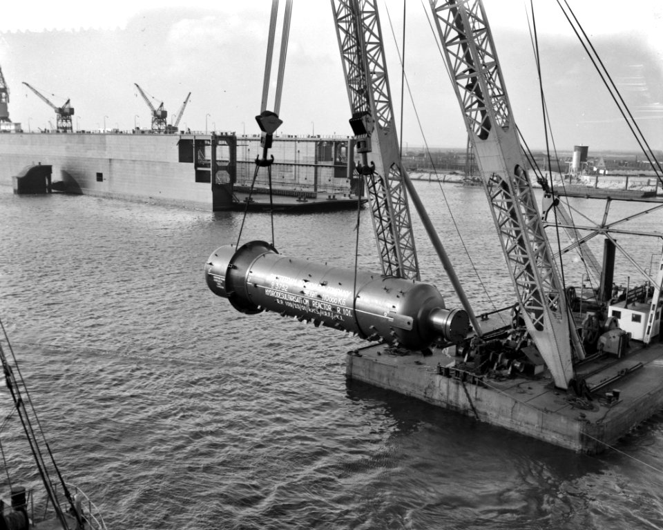 Aan_boord_hijsen_van_een_15m_lange_reactor_van_100ton,_Bestanddeelnr_910-2848
