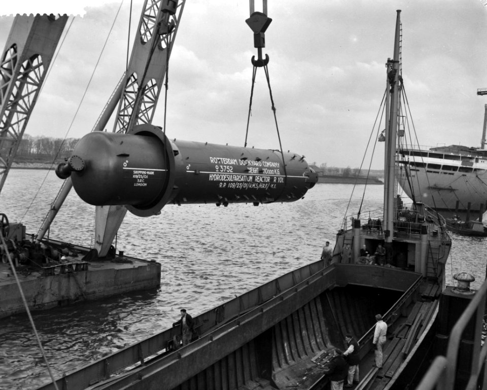 Aan_boord_hijsen_van_een_15m_lange_reactor_van_100ton,_Bestanddeelnr_910-2851