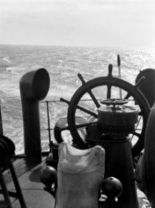 Aan_boord_van_een_schip_in_volle_zee_stuurrad_met_luchtkokers,_Bestanddeelnr_190-0420
