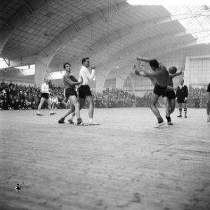 Aalsmeer_tegen_Niloc,_zaalhandbal,_aanval_op_het_Niloc-doel,_Bestanddeelnr_914-8293