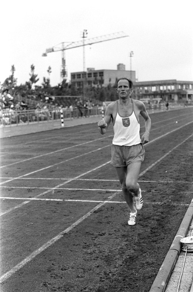 Aad_Steylen_(nummer_4)_in_actie,_Bestanddeelnr_920-4903