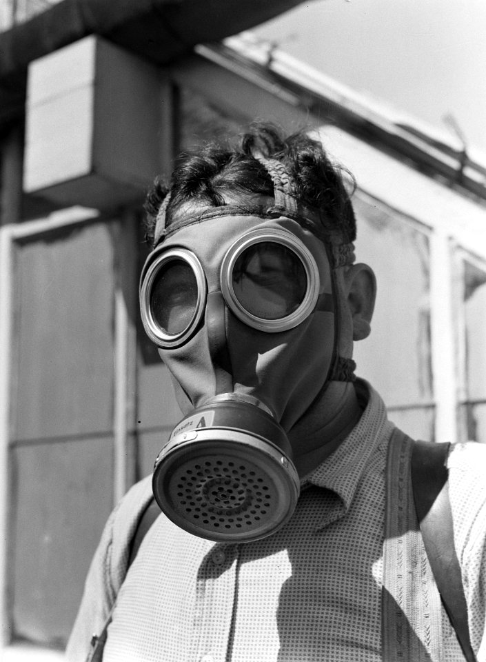 Aalsmeer_een_medewerker_van_kwekerij_Baardse_met_gasmasker_tegen_het_inademen_v,_Bestanddeelnr_191-0038