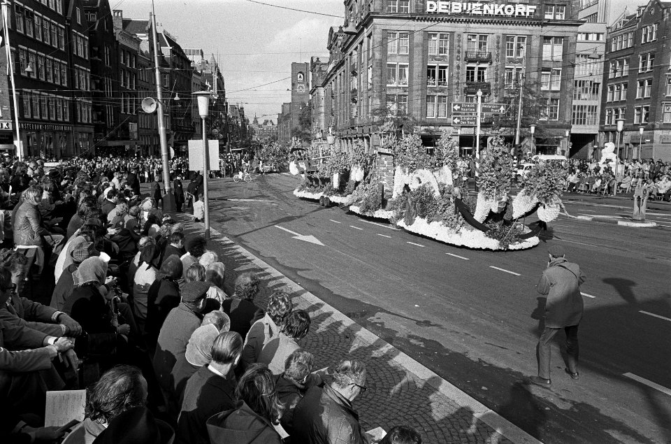 Aalsmeers_Bloemencorso_in_Amsterdam_overzicht_praalwagen_op_de_Dam,_Bestanddeelnr_927-4369
