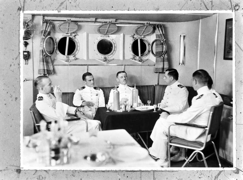 Aan_boord_van_een_Nederlands_oorlogsschip._Officieren_aan_de_borrel,_Bestanddeelnr_935-0012