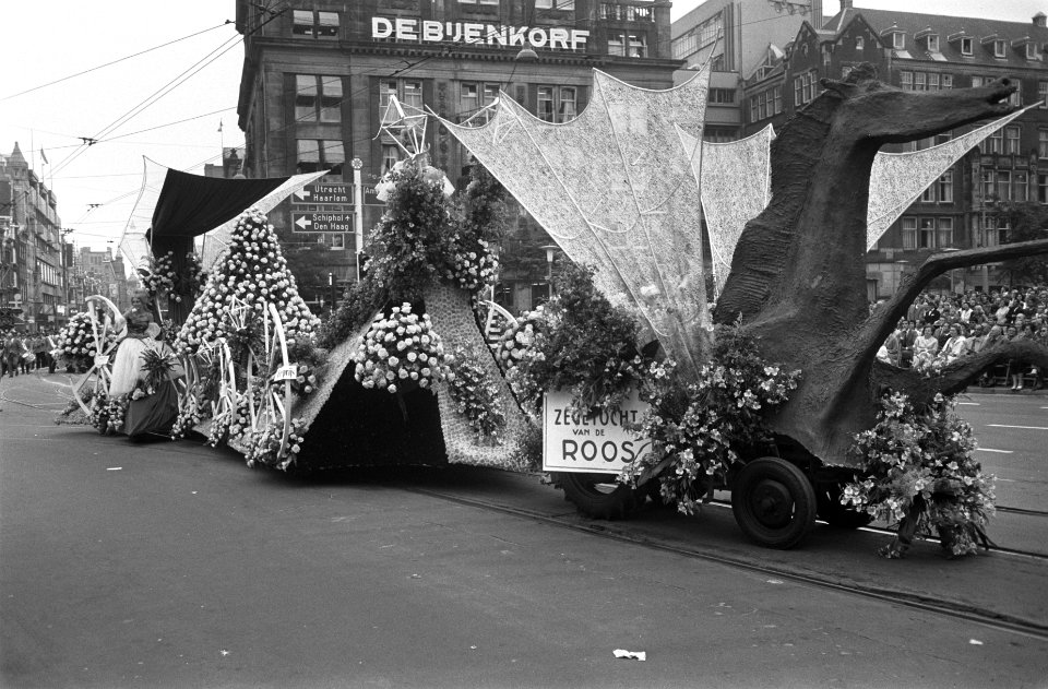 Aalsmeers_Bloemencorso_in_Amsterdam_de_wagen_zegetocht_van_de_roos,_die_een_g,_Bestanddeelnr_922-7646