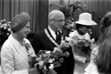 Aalsmeer_Bloemencorso,_Amsterdam,_Krasnapolsky,_Bestanddeelnr_924-9021