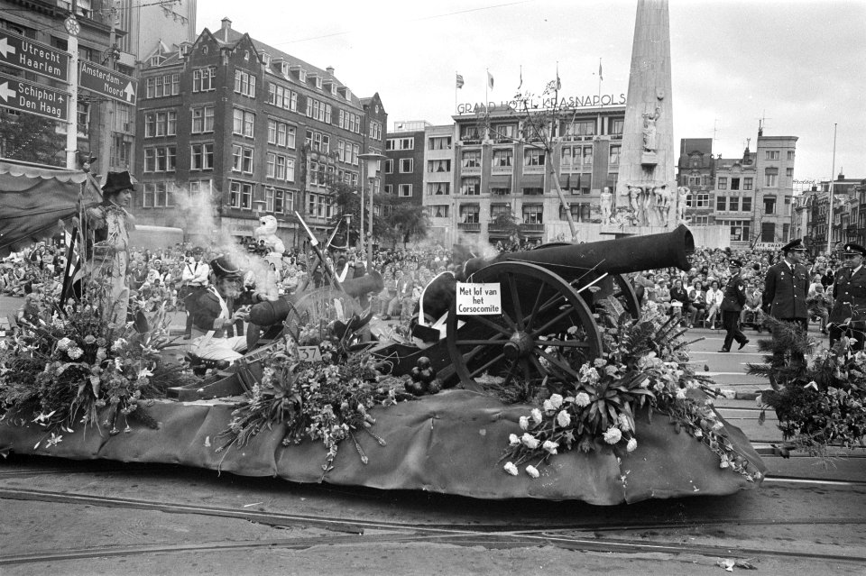 Aalsmeer_Bloemencorso,_Amsterdam,_wagen_slag_bij_Waterlo_negagiefstrook,_Bestanddeelnr_924-9012