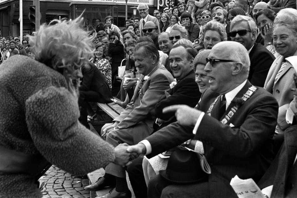 Aalsmeer_Bloemencorso,_Amsterdam,_burgemeester_Samkalden_Corso,_Bestanddeelnr_924-9016