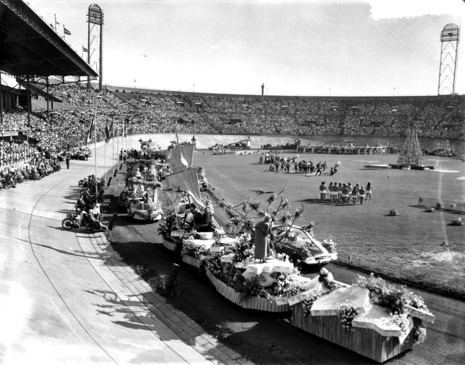 Aalsmeer_bloemencorso_en_stadionspel_Maskerade,_Bestanddeelnr_910-6536