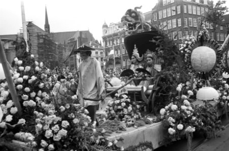 Aalsmeers_Bloemencorso_in_Amsterdam_de_wagen_zegetocht_van_de_roos,_die_een_g,_Bestanddeelnr_922-7648